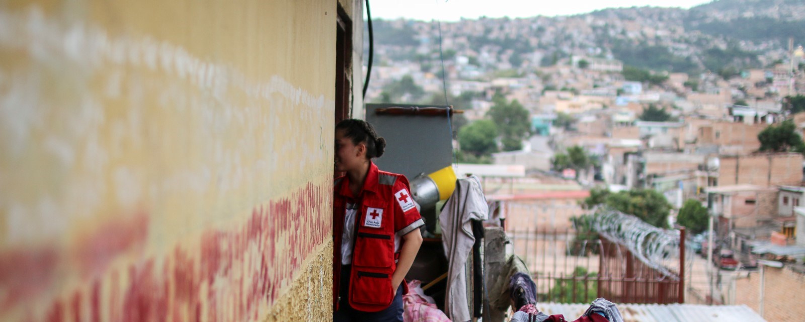 Frivillige i Honduras Røde Kors deler ut mat til ofre for en orkan. Foto: Macarena Aguilar/IFRC