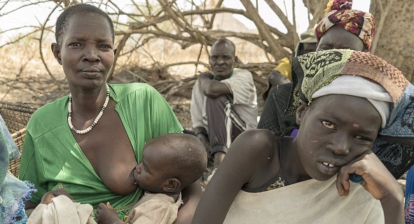 Nyayiek Gathwech og familien sitter og venter på matutdeling i landsbyen Maar.