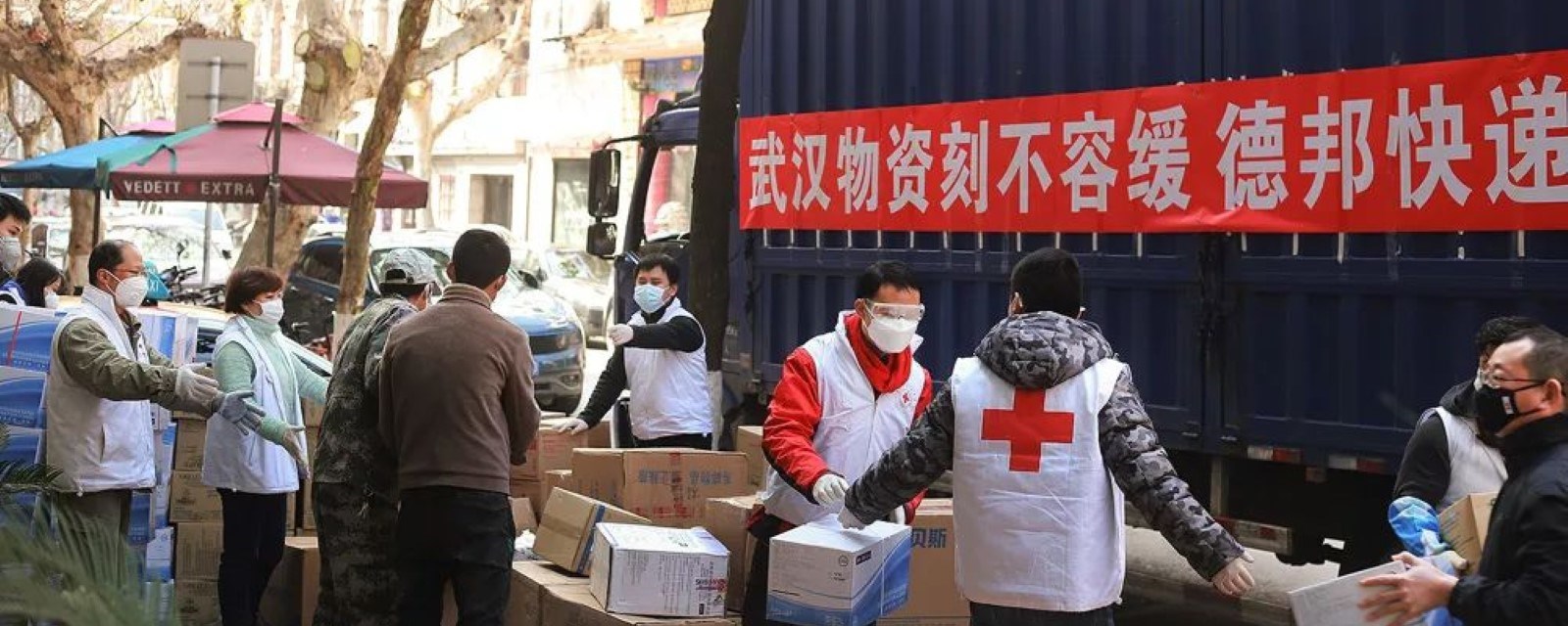 Røde Kors frivillige i Wuhan deler ut nødhjelp til folk