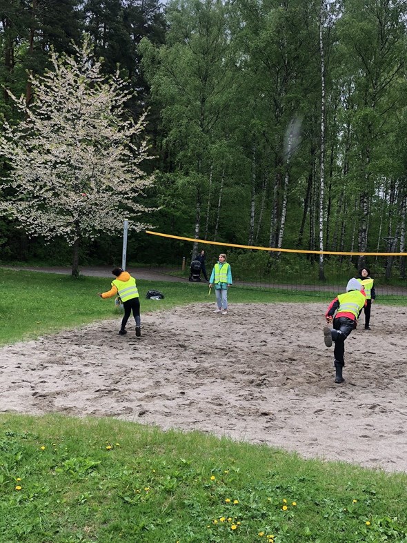 Barna spiller volleyball ute. 