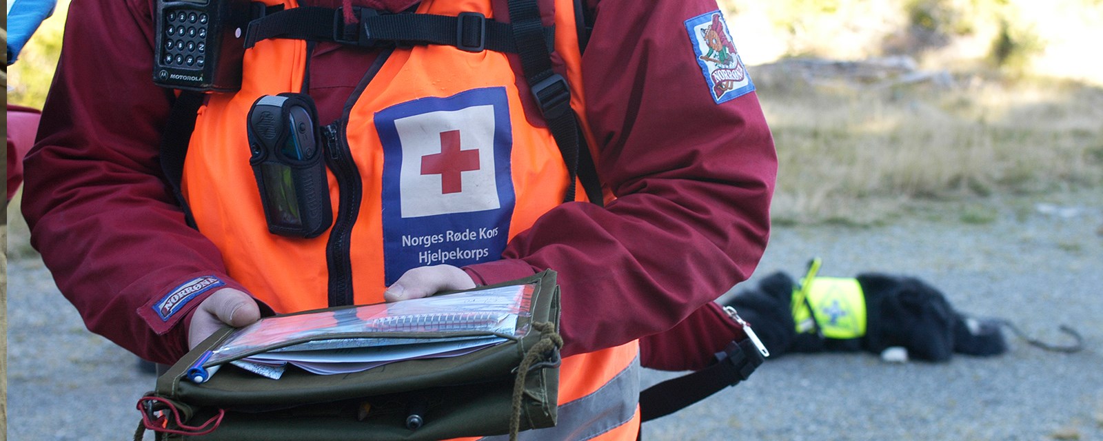 Bilde av en person med Røde Kors Hjelpekorpsvest