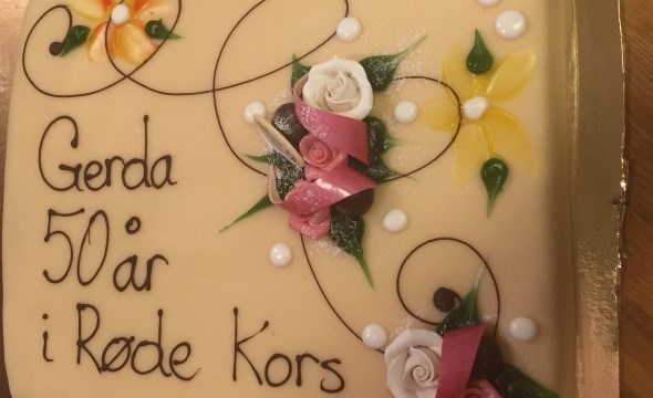 Marsipan kake der det står "Gerda 50 år i Røde Kors".