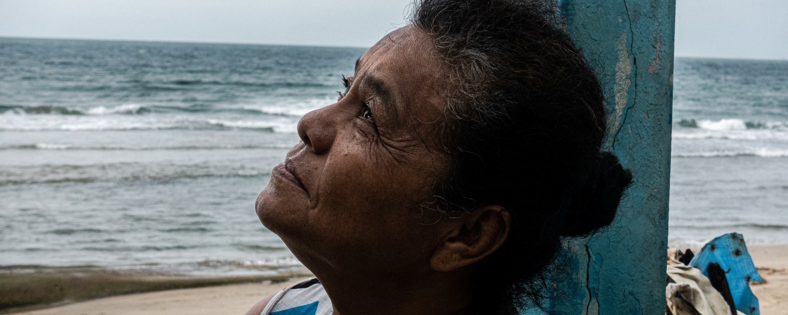 Kvinne ser ut mot havet langs Mexicokysten. 