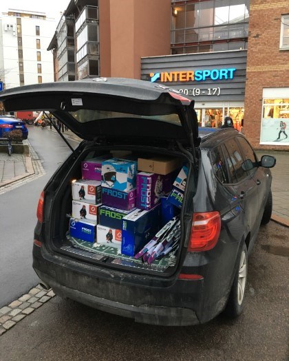 Bil i Asker sentrum med julegaver i bagasjerommet til barnehager