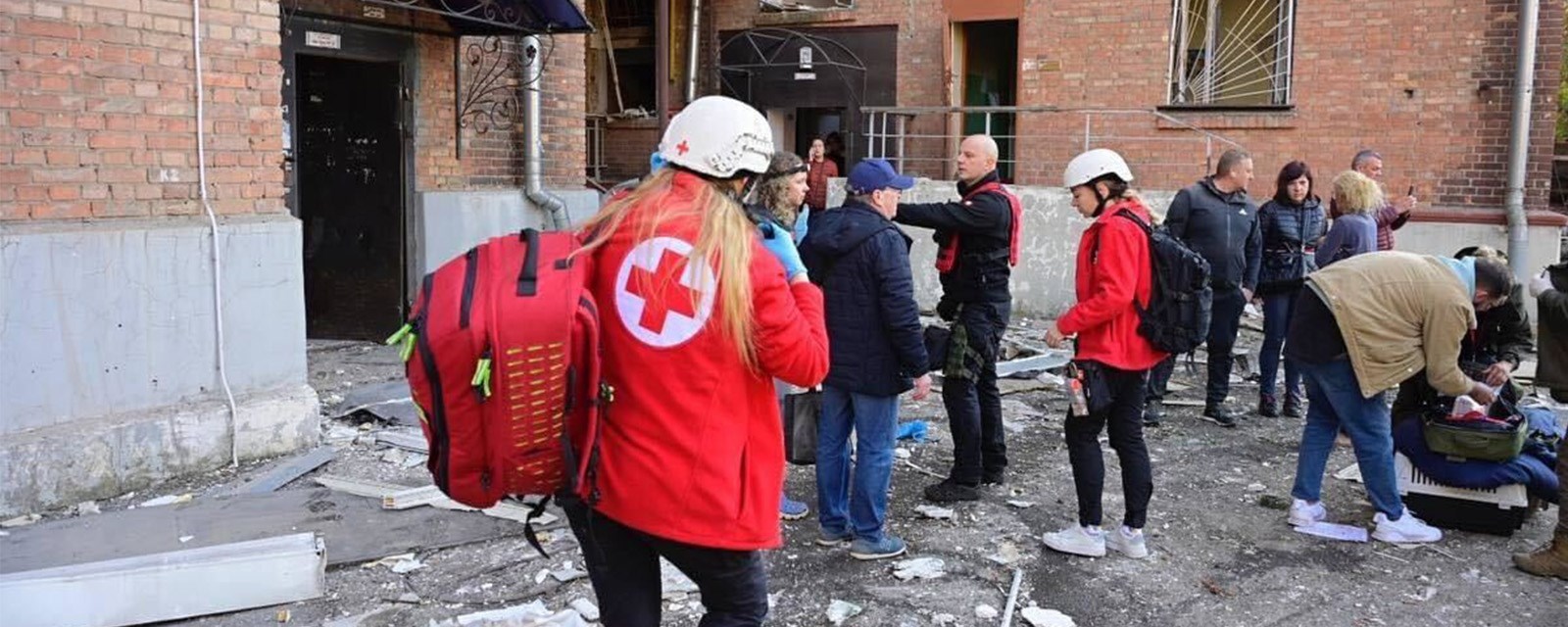 Røde Kors-frivillig med førstehjelpsekk i Ukraina etter en eksplosjon.