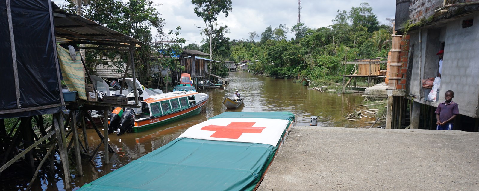 Elvebåter som brukes av Røde Kors for å nå avsides områder i Colombia.