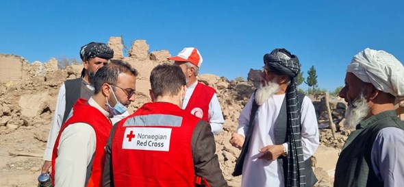 Hjelpearbeidere klargjør seg til innsats i de jordskjelvrammede områdene.