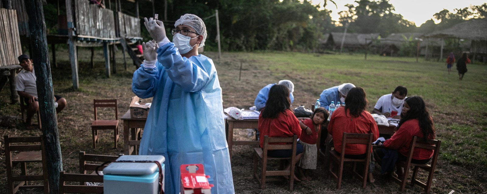 En lege klargjør en vaksine i Amazonia-provinsen i Peru.