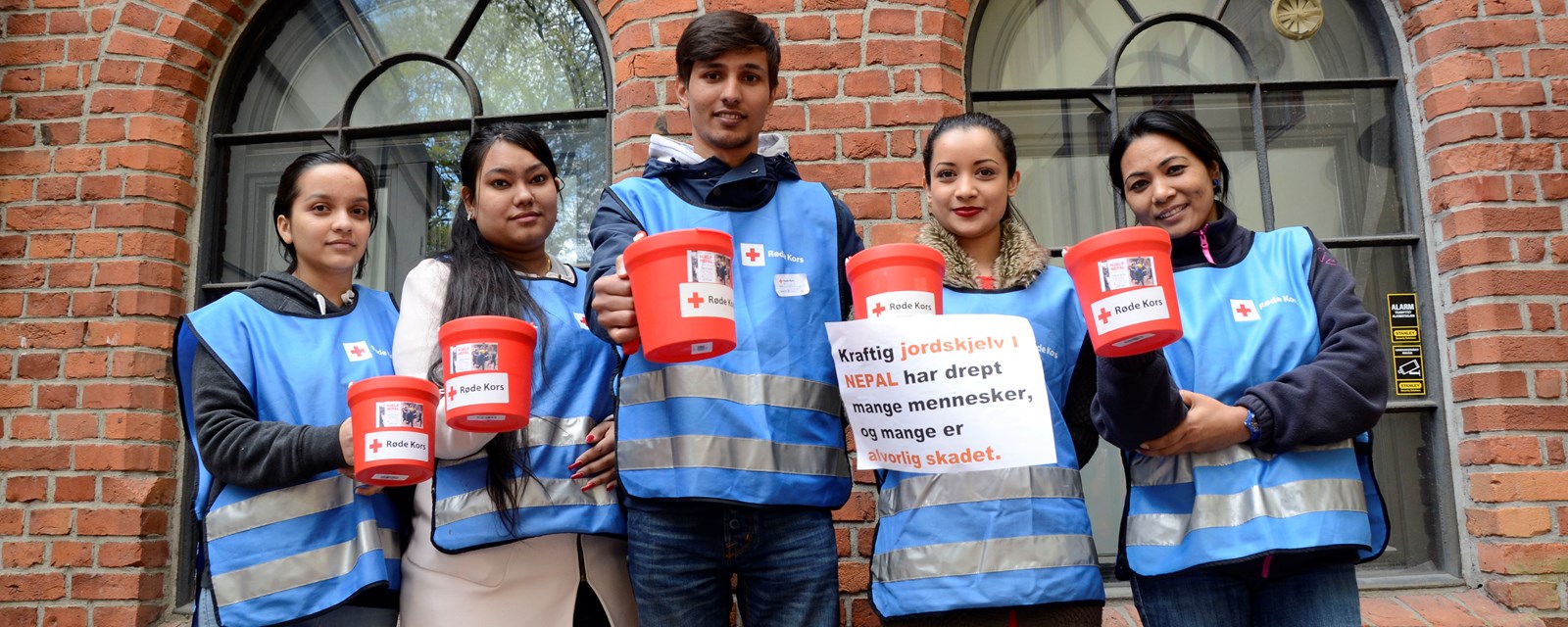 Fem bøssebærere som samler penger til ofrene for jordskjelvet i Nepal