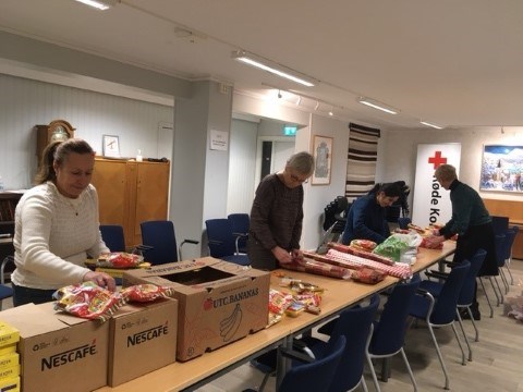 Kvinnelige frivillige med ulike kulturell bakgrunn pakker sammen inn julegaver til innsatte i Tromsø fengsel.