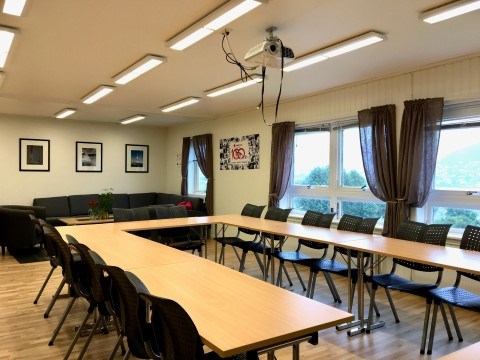 Bildet viser et møteromslokale