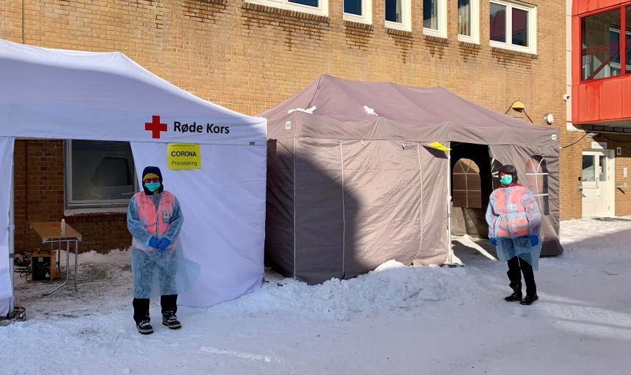Folk utenfor hvit Røde Kors telt