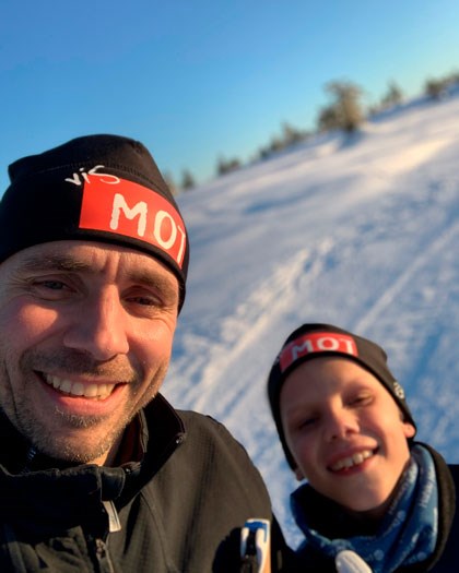 Mann og sønn på ski