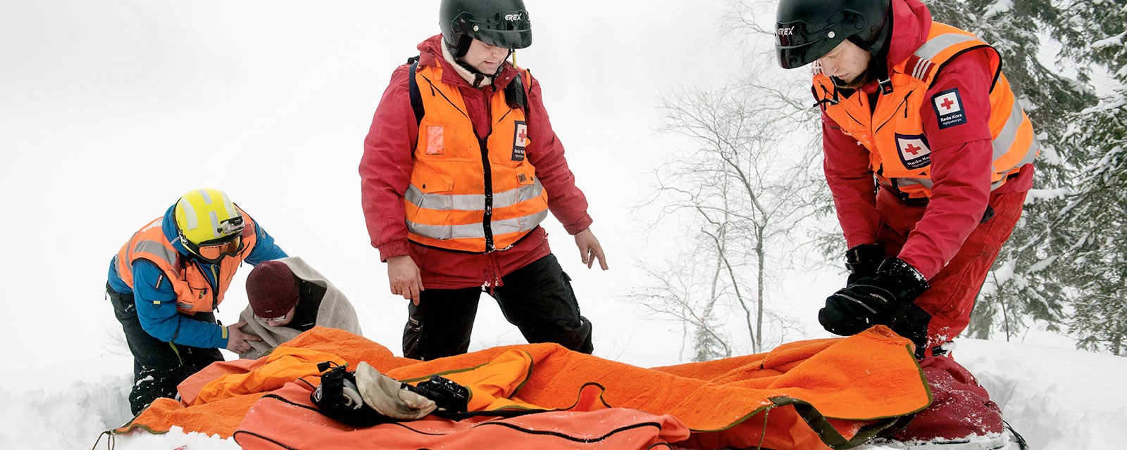 Vinterbilde med hjelpekorpsmannskap på redningsøvelse