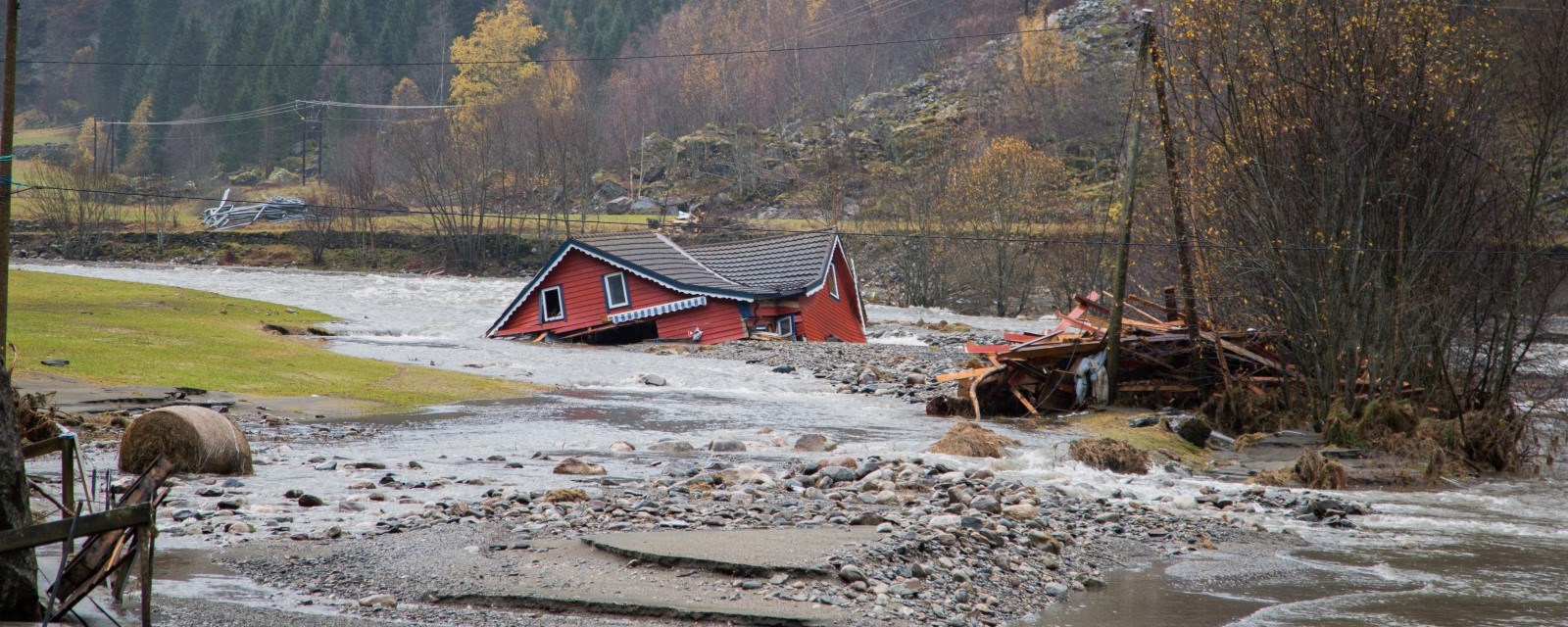 Et hus er tatt av flommen i Flåm i Aurland i 2014.