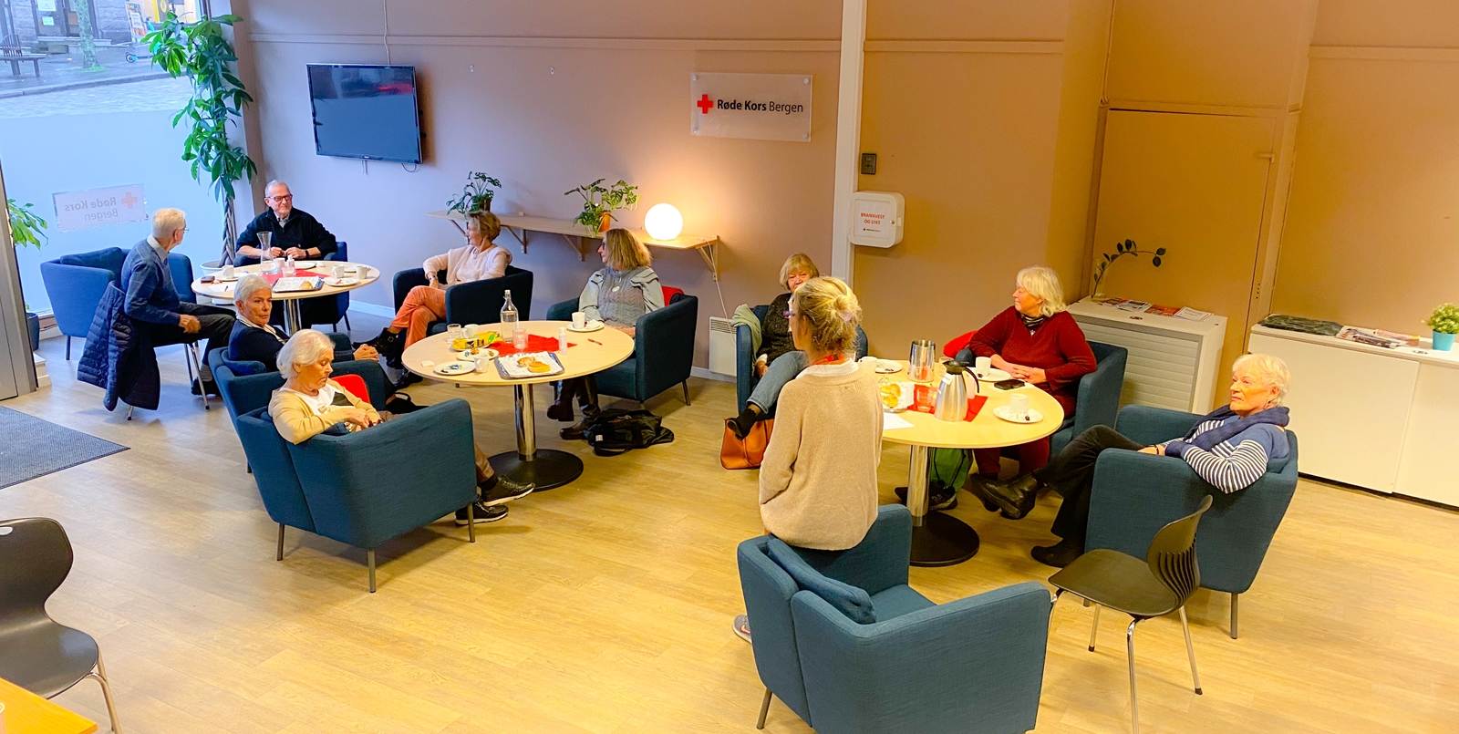 Frivillige og deltakere på Krafteverket er samlet på Røde Kors-huset