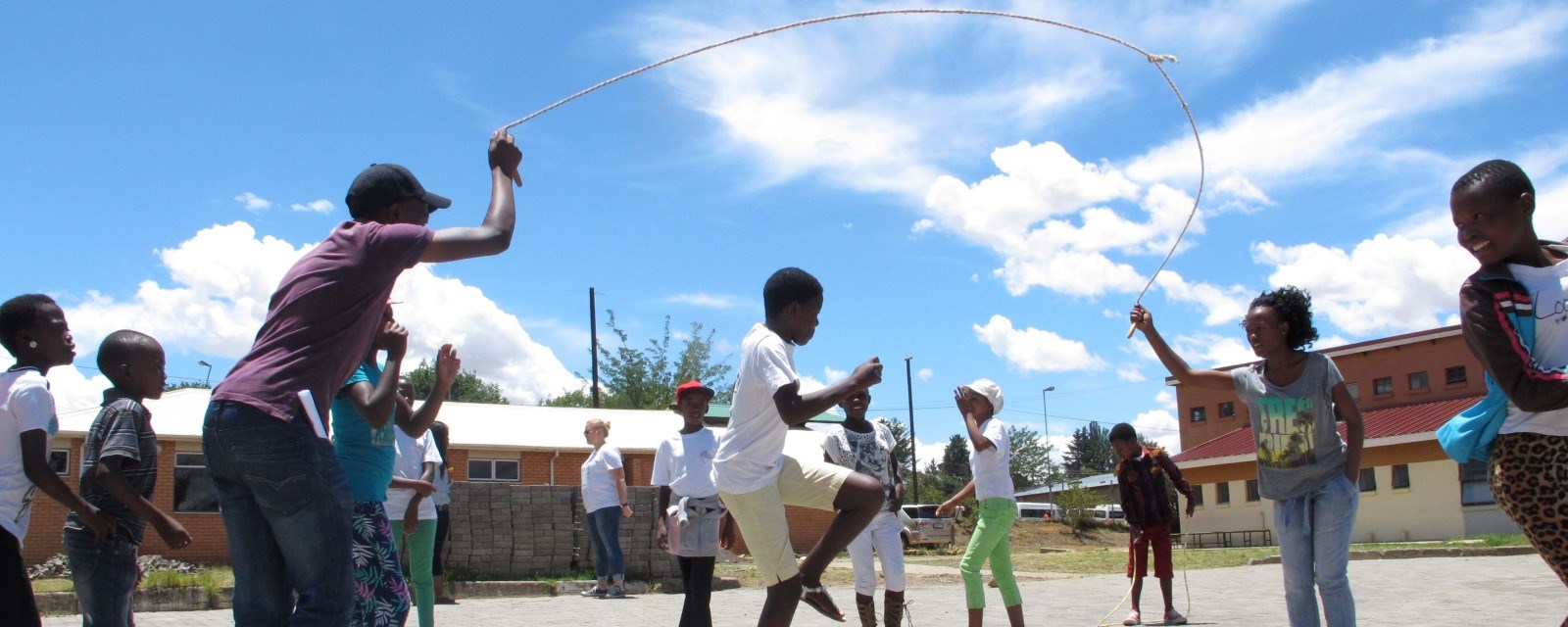 Ungdommer og frivillige leker med hoppetau i Lesotho