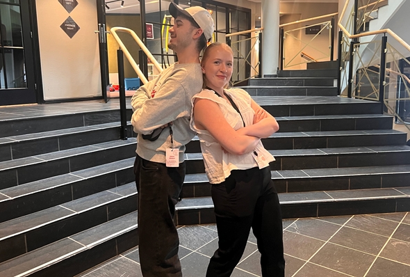 To ungdommer som har det hyggelig på ungdomssamling i Røde Kors.