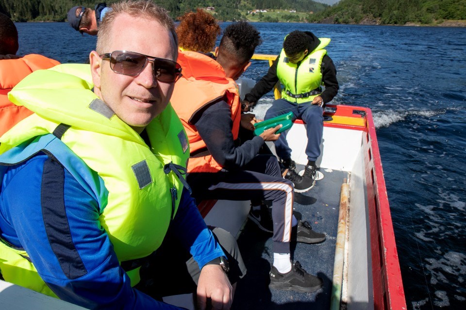 Kay André Vie er i fiskebåt saman med deltakarane på Ferie for alle. 