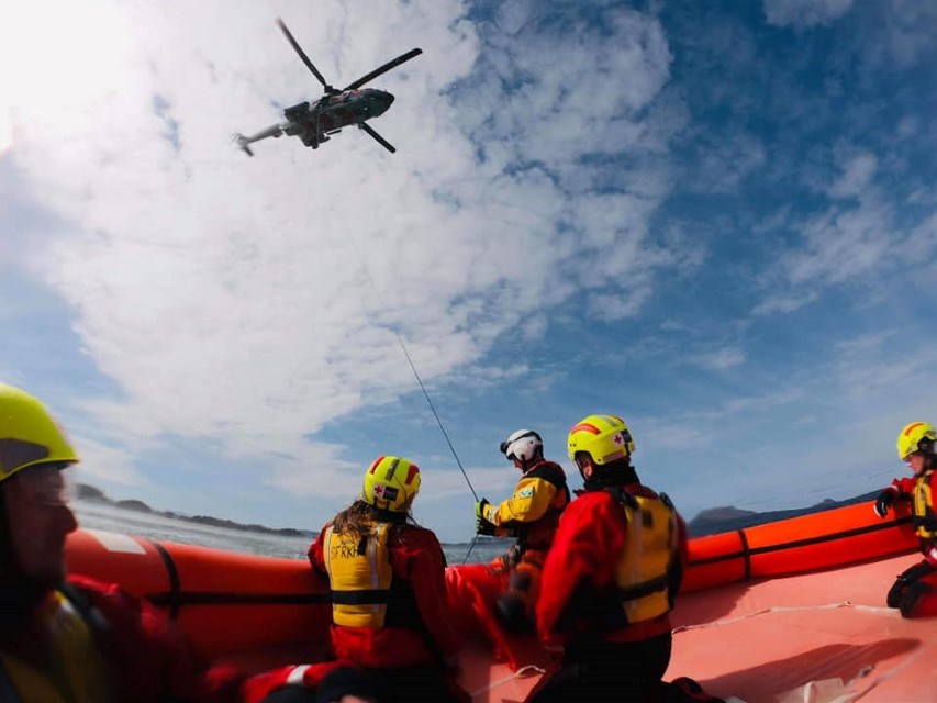 Førde Røde Kors hjelpekorps deltek på kvalifisert sjøredning. Foto: Førde Røde Kors.