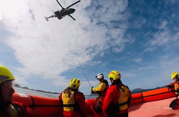Førde Røde Kors hjelpekorps deltek på kvalifisert sjøredning. Foto: Førde Røde Kors.