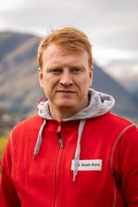 Portrettbilde av mann i Røde Kors-jakke.