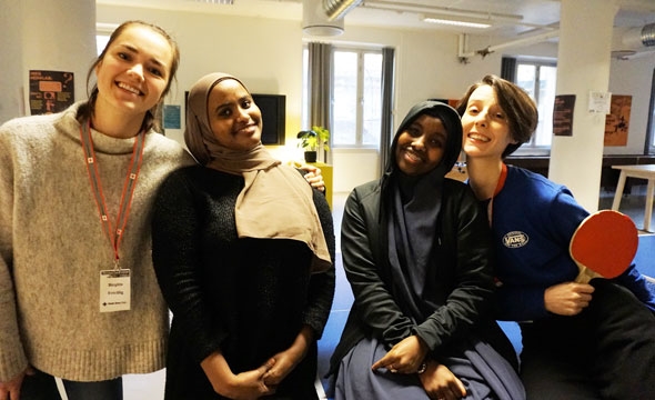 Fire jenter på klubbkveld