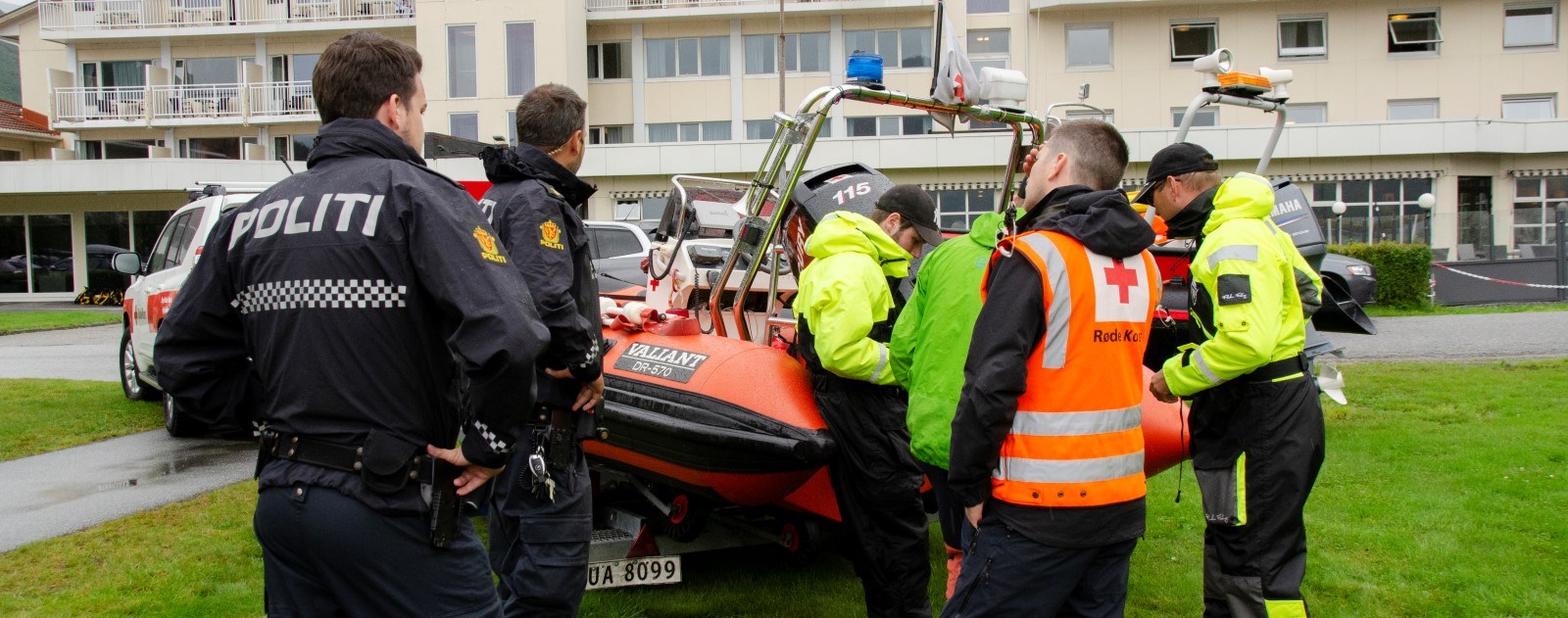 Stryn og Eid Røde Kors Hjelpekorps gjer klar båten medan dei får overlevert oppdrag frå Politiet i samband med innsatsen i etterkant av jordrasa på Vassenden.