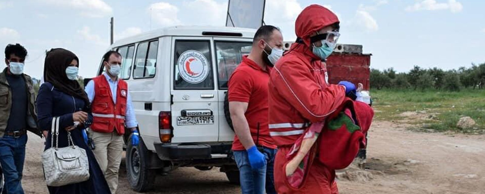 Hjelpearbeidere i Syria som har på seg smittevernutstyr