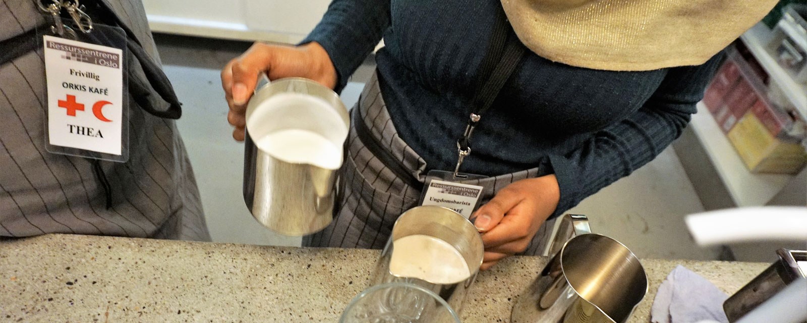 Kvinner lager kaffe