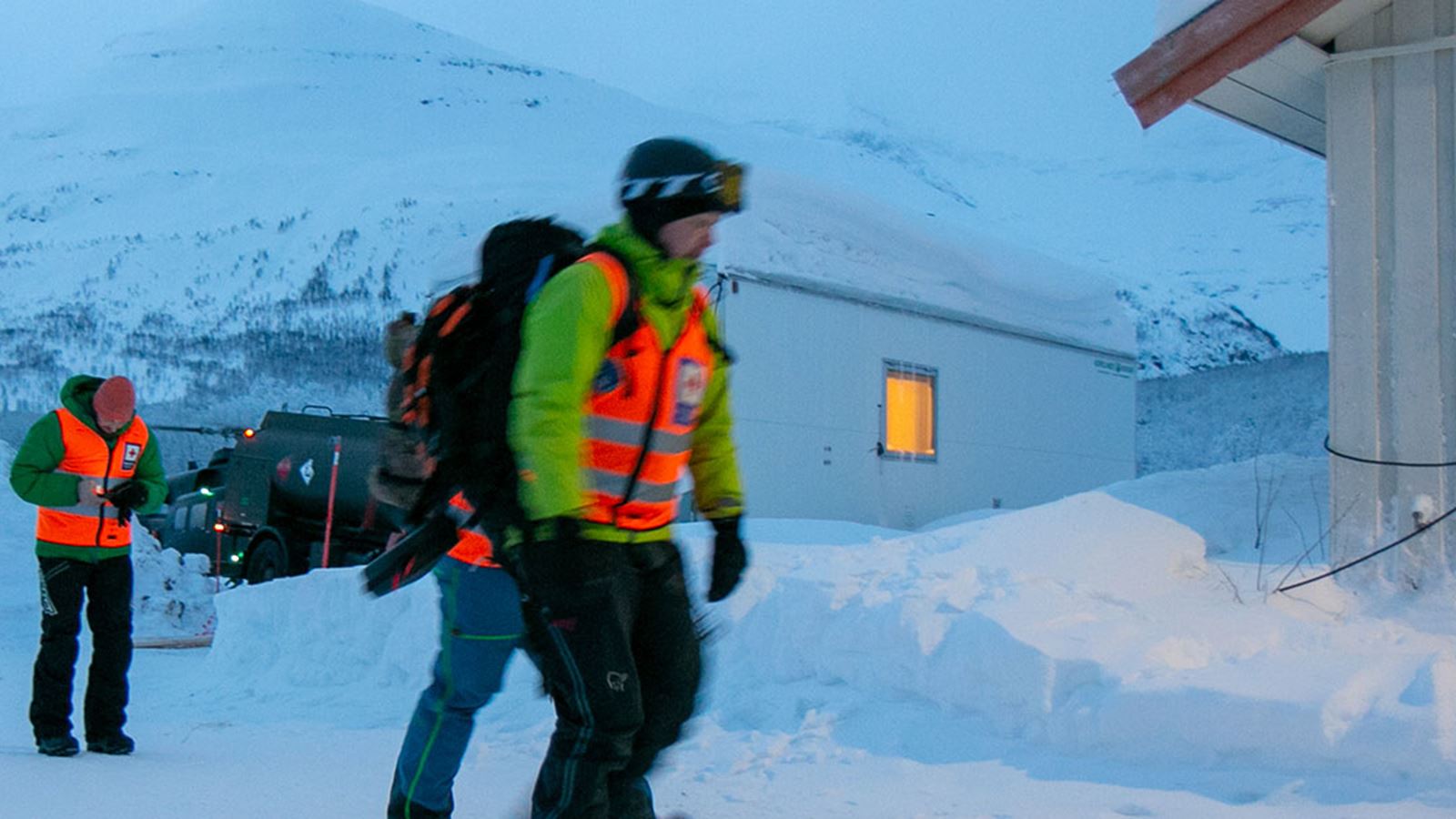 Hjelpekorpsere på vei tilbake til basen etter lange dager i fjellet.