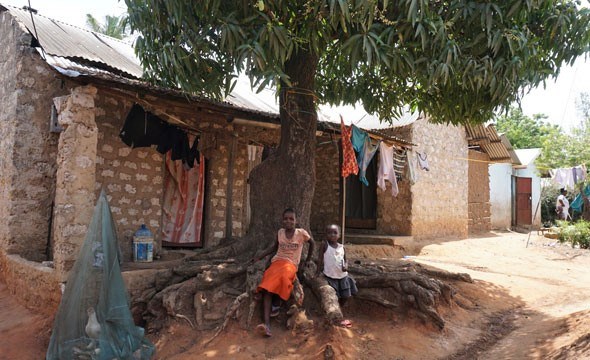 To barn foran hus i landsby