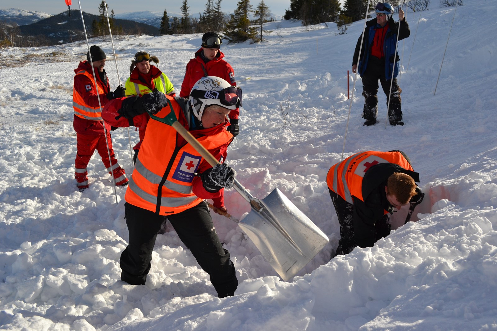 FRIVILLIG INNSATS: I Telemark står nesten 400 frivillige hjelpekorpsere klare til å rykke ut når alarmen går. Her øver noen av dem på livredning i skred i forbindelse med øvelsen Tuddal Triage. (Foto: Bjørn Sodeland)