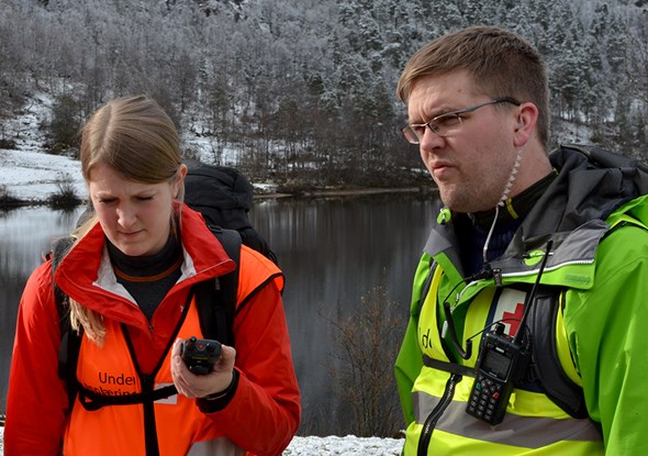 To hjelpekorpsarar snakkar i walkie-talkie