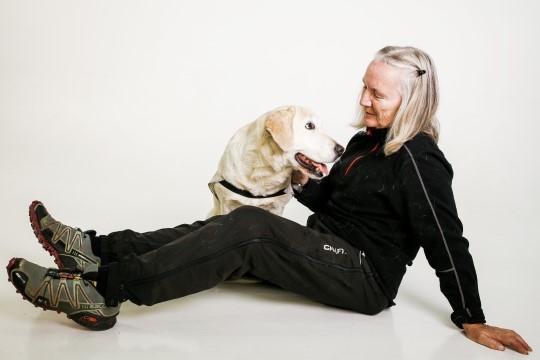 Eldre kvinne med labrador hund
