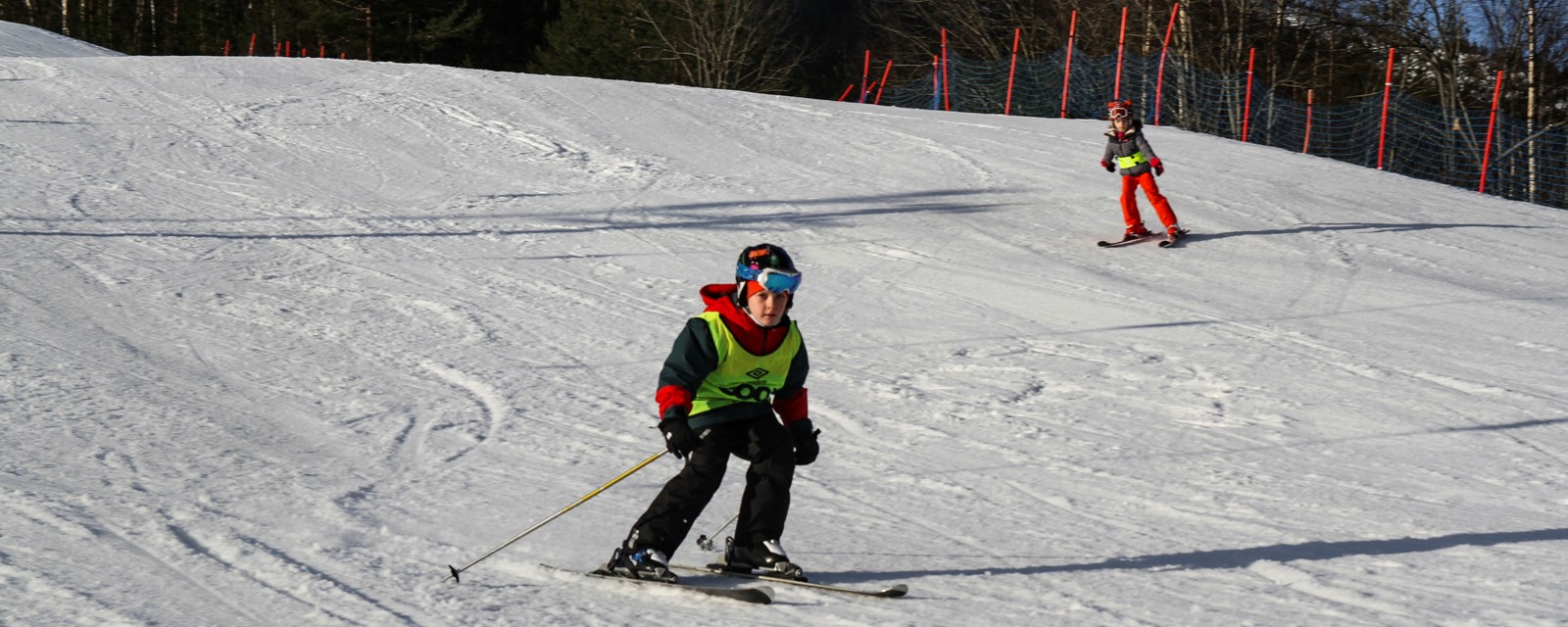 En gutt kjører på ski ned bakke