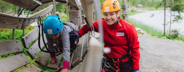 Et barn får leke ute i ferie for alle