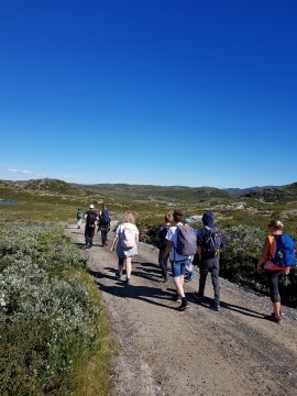 Barn går i fjellet på dagtid