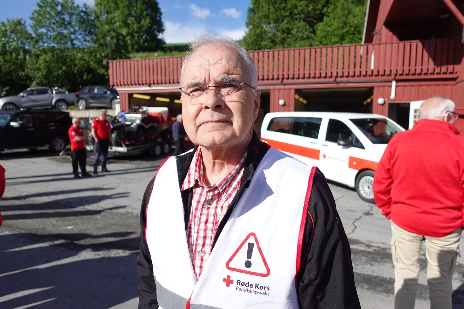 Bilde av mann i Røde Kors-vest for beredskap.