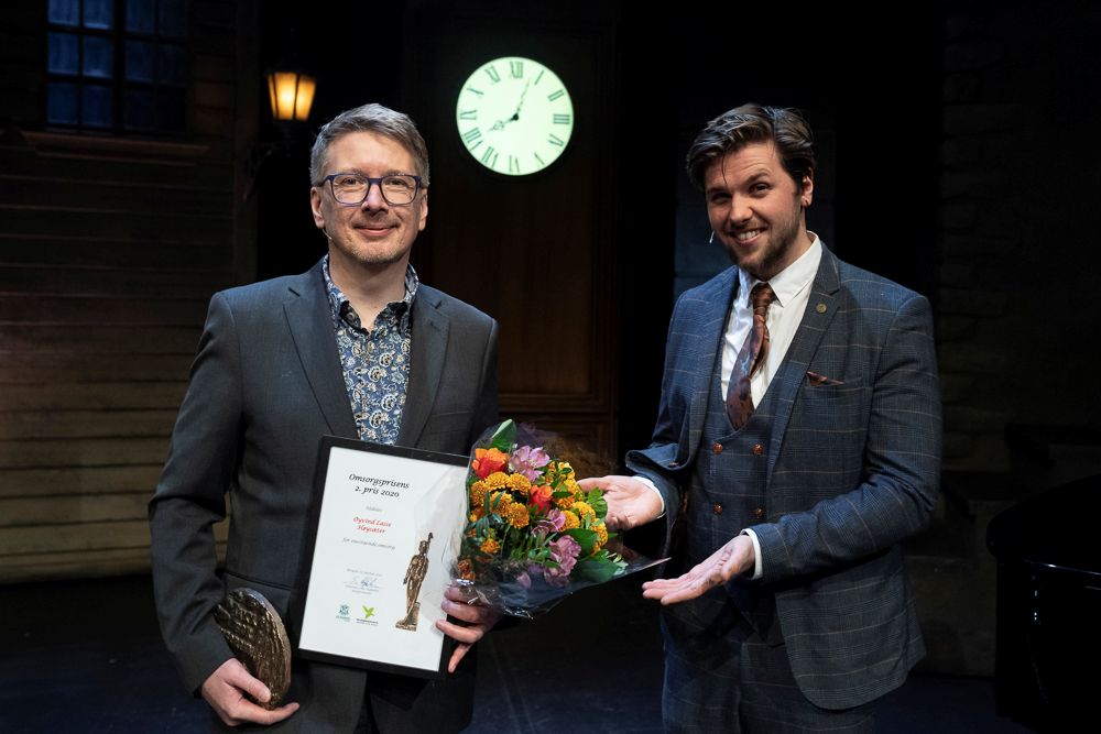 Frivillig besøksvenn Øyvind Lasse Høysæter får omsorgsprisen på Den nationale scene i Bergen