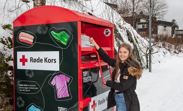 Jente leverer klær i boks