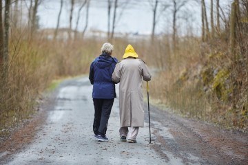 To kvinner går tur ute i regnet. 
