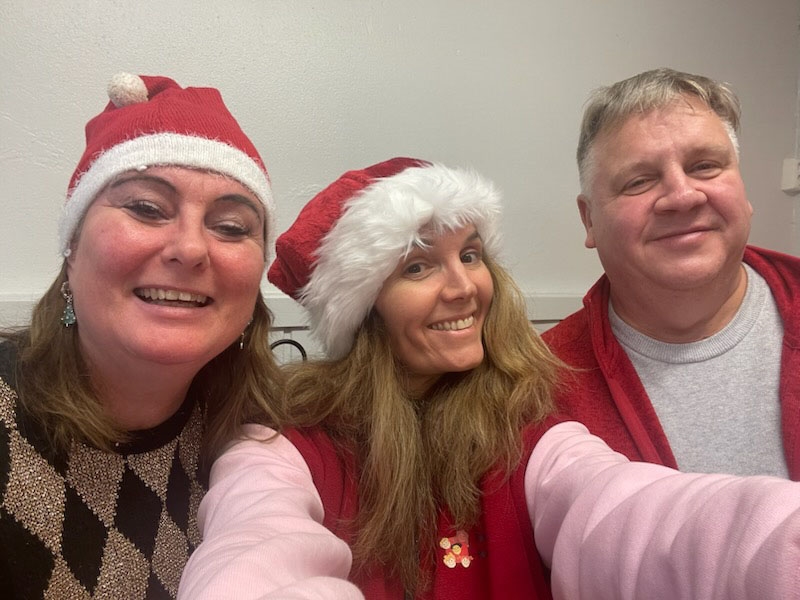 Frivillige på BARK Askøy Lene Snekkevik, Marianne Curtis og Kenneth Unnvik