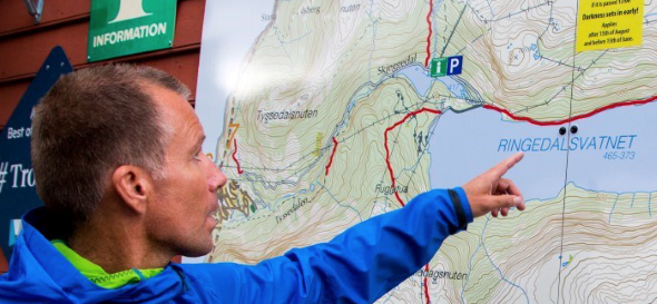 Mann peker på kart som viser ringedalsvatnet