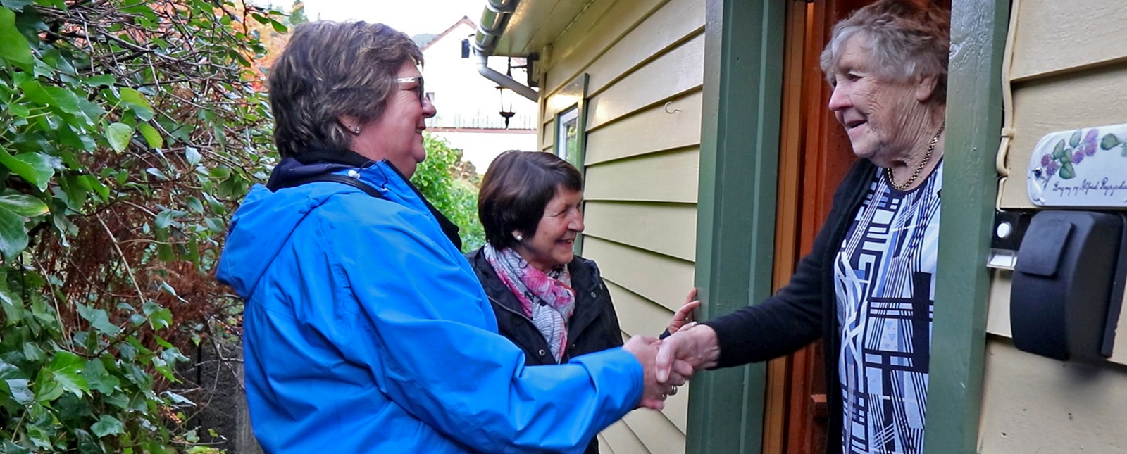 Borgny får besøk av besøksvenene Svanhild og Grethe i Hyllestad Røde Kors. Foto: Henning A. Hellebust/Sogn og Fjordane Røde Kors.