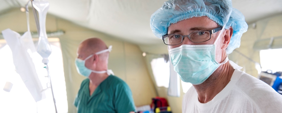 Legene Brynjulf Ystgård og Arthur Halvorsen i operasjonsrommet på et sykehus i Port-au-Prince, hvor de ble ble sendt etter jordskjelvet i Haiti.