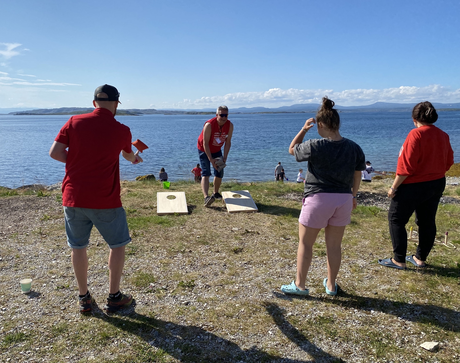 Fire personer som spiller erteposespill