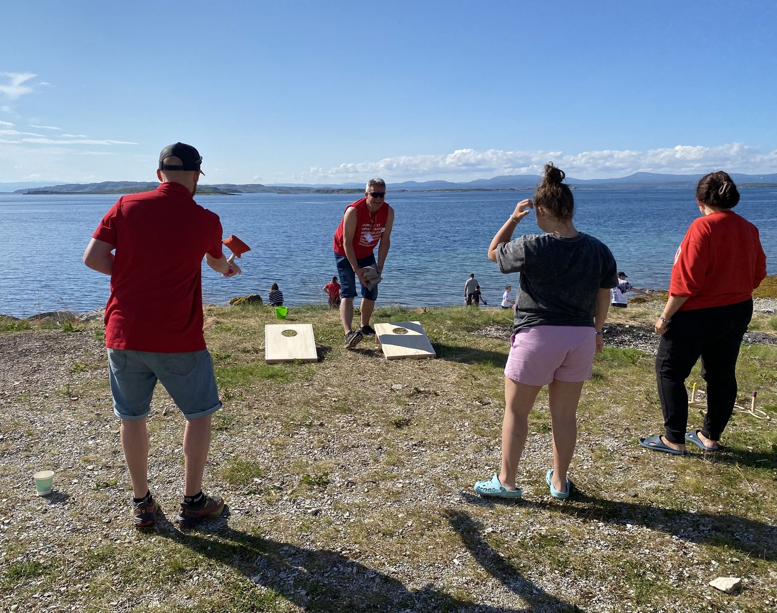 Fire personer som spiller erteposespill