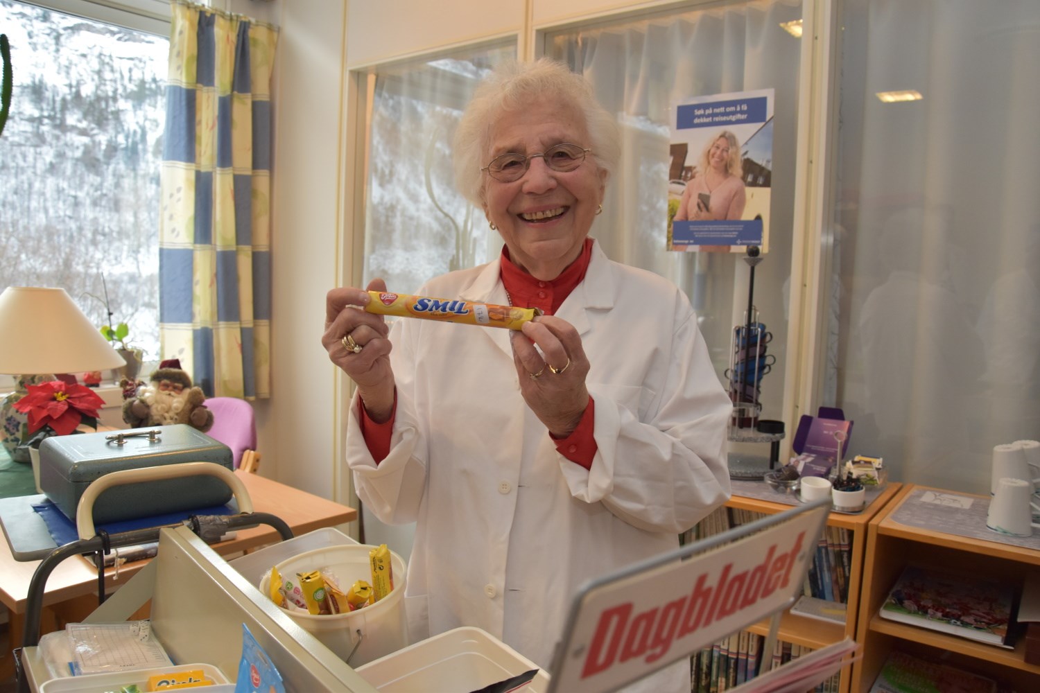 SPRER GLEDE PÅ SYKEHUSET: Kari Nes er et kjent ansikt på Rjukan sykehus. I 40 år har hun spredd glede og smil blant pasientene. (Foto: Bjørn Sodeland) 