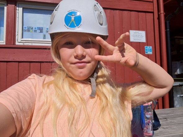 Blid jente med klatrehjelm